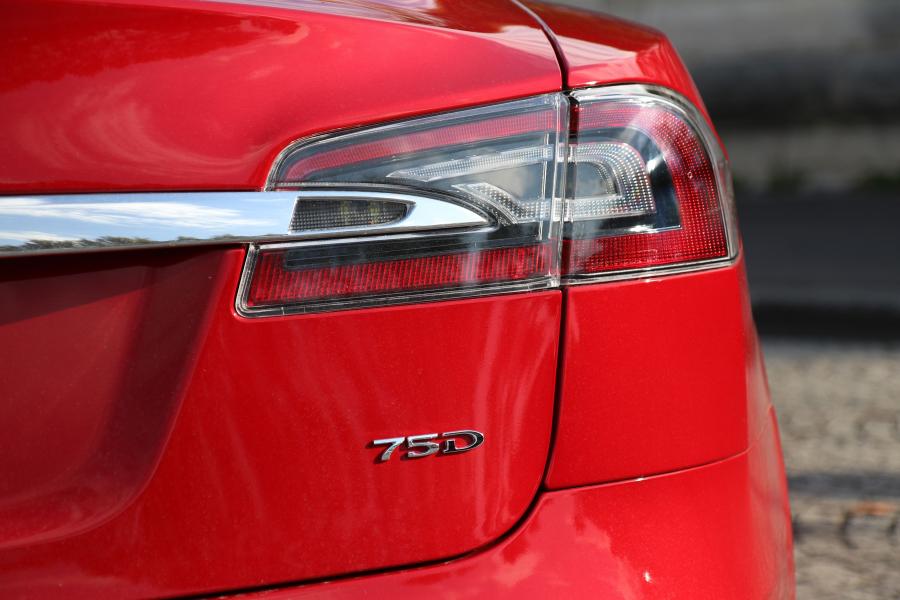 Детали экстерьера Tesla Model S 75D 2016 года  (WW) (фото 6 из 15)